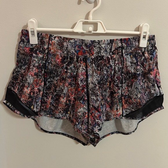 EUC Lululemon Hotty Hot Short II *2.5" in Vitalize Multi / Black size 12 - Picture 5 of 7